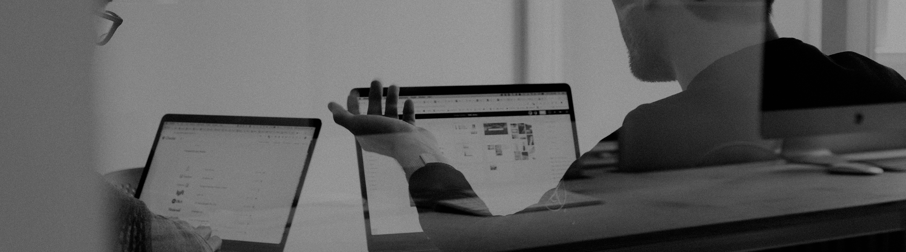 노트북을 보며 얘기하는 전문가